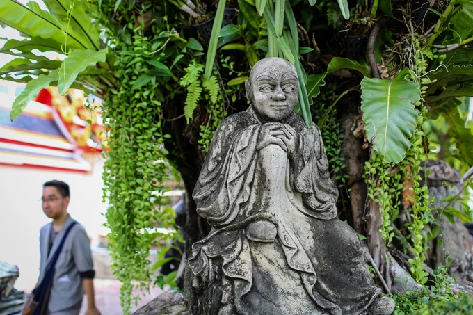 Một bức tượng cổ trong khuôn viên chùa. Một bức tượng cổ trong khuôn viên chùa.