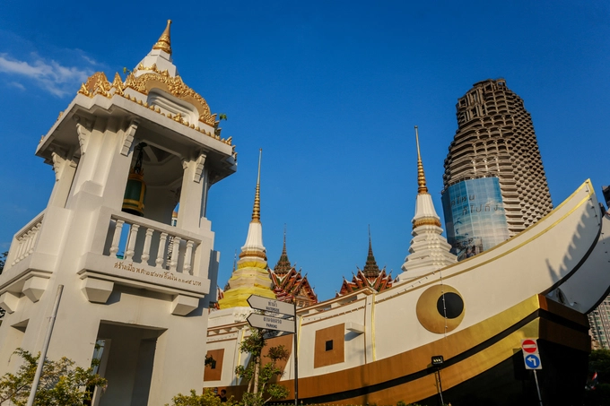 Nổi tiếng không kém là chùa Wat Yannawa, còn gọi là chùa Thuyền do vua Rama III xây dựng từ hàng trăm năm trước. Ngôi chùa có sự kết hợp hài hòa giữa kiến trúc hình dáng con thuyền của Trung Hoa với mái cao vút của lối kiến trúc Thái Lan. Mô hình thuyền trước chùa để ghi lại công cuộc bang giao hàng hải của Thái với các nước lân bang. Nổi tiếng không kém là chùa Wat Yannawa, còn gọi là chùa Thuyền do vua Rama III xây dựng từ hàng trăm năm trước. Ngôi chùa có sự kết hợp hài hòa giữa kiến trúc hình dáng con thuyền của Trung Hoa với mái cao vút của lối kiến trúc Thái Lan. Mô hình thuyền trước chùa để ghi lại công cuộc bang giao hàng hải của Thái với các nước lân bang.