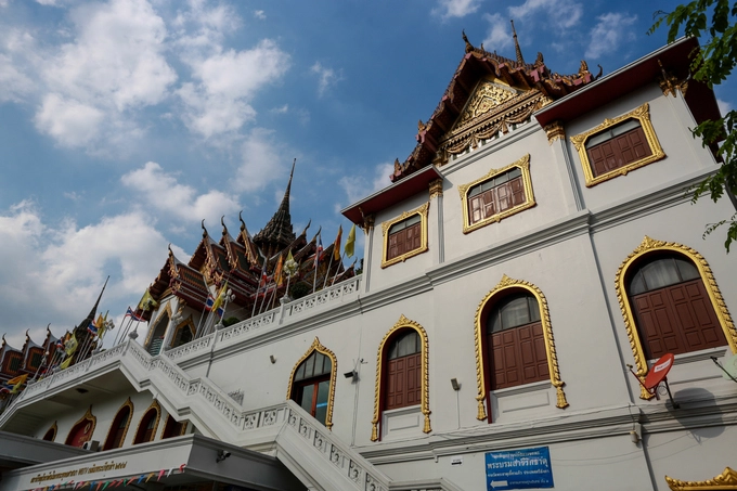 Ngôi chùa thờ Phật cùng vài chục bình xá lị các nhà sư có kích cỡ khác nhau. Điều thú vị nhất tại đây là các phật tử có thể xin chùa một viên xá lị, nước thơm để cầu bình an và thể hiện lòng thành kính của mình. Ngôi chùa thờ Phật cùng vài chục bình xá lị các nhà sư có kích cỡ khác nhau. Điều thú vị nhất tại đây là các phật tử có thể xin chùa một viên xá lị, nước thơm để cầu bình an và thể hiện lòng thành kính của mình.