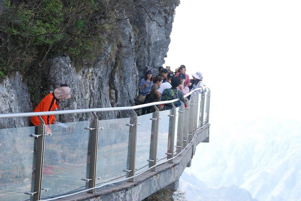 Nhiều du khách tỏ vẻ thích thú với cảm giác cheo leo giữa trời. Tuy nhiên, một số khác không thể vượt qua nỗi sợ của bản thân.