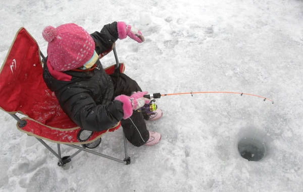 Không chỉ giá rét, câu cá trên băng còn là một nghệ thuật - Ảnh: minnesota.cbslocal.com