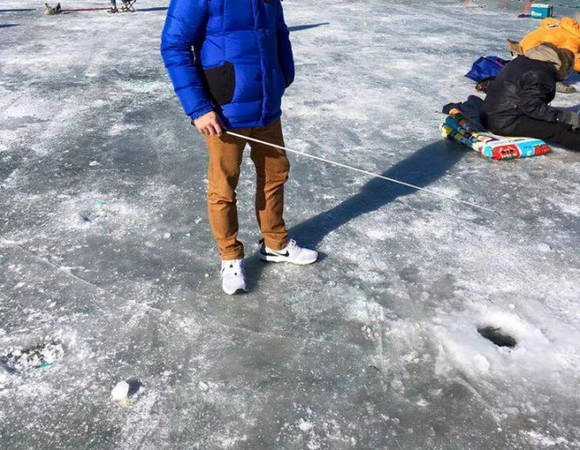 Mặt băng đóng dày nên đứng câu cá không hề nguy hiểm - Ảnh: Kim TeaYoung