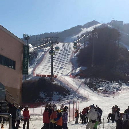 Khu trượt tuyết có độ dốc cao - Ảnh: Kim Teayoung