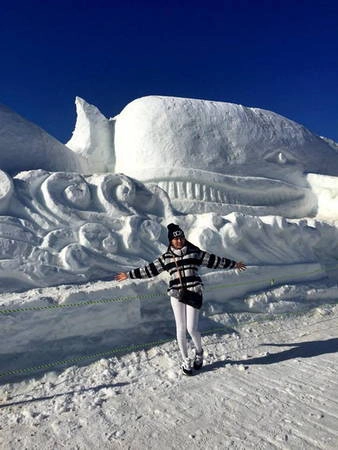 Khu điêu khắc tuyết luôn thu hút du khách chụp ảnh - Ảnh: Kim Teayoung