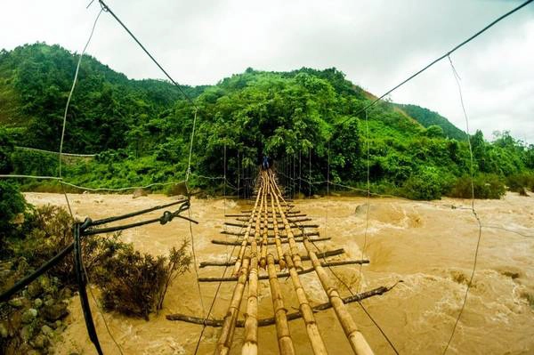 Chiếc cầu treo trên đường đến Mường Tè. Vào mùa mưa dưới lòng sông nước chảy rất xiết. Ảnh: Trần Quí Thịnh