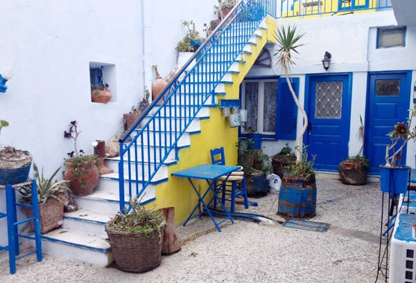 Đảo Santorini huyền thoại với 2 màu xanh trắng. Đảo Santorini huyền thoại với 2 màu xanh trắng.