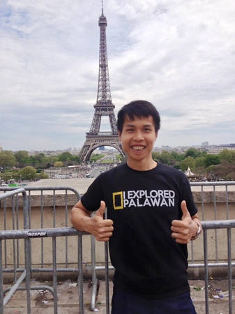Anh Thành chụp ảnh lưu niệm trước tháp Eiffel. Anh Thành chụp ảnh lưu niệm trước tháp Eiffel.