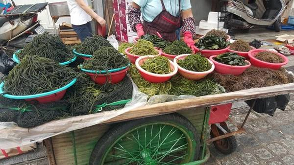 Chợ được chia thành nhiều khu riêng biệt, hoạt động suốt đêm ngày. Đến đây, bạn sẽ cảm nhận được không khí rất gần gũi giống chợ ở Việt Nam. Chợ được chia thành nhiều khu riêng biệt, hoạt động suốt đêm ngày. Đến đây, bạn sẽ cảm nhận được không khí rất gần gũi giống chợ ở Việt Nam.