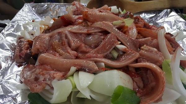 Bạn có thể lê la vào các hàng quán, hay ngồi bên gánh hàng rong ven đường để thưởng thức đủ loại hải sản, đi kèm với rượu sochu ngọt, gia vị cay sè đặc trưng của nhiều món ăn Hàn Quốc. Bạn có thể lê la vào các hàng quán, hay ngồi bên gánh hàng rong ven đường để thưởng thức đủ loại hải sản, đi kèm với rượu sochu ngọt, gia vị cay sè đặc trưng của nhiều món ăn Hàn Quốc.