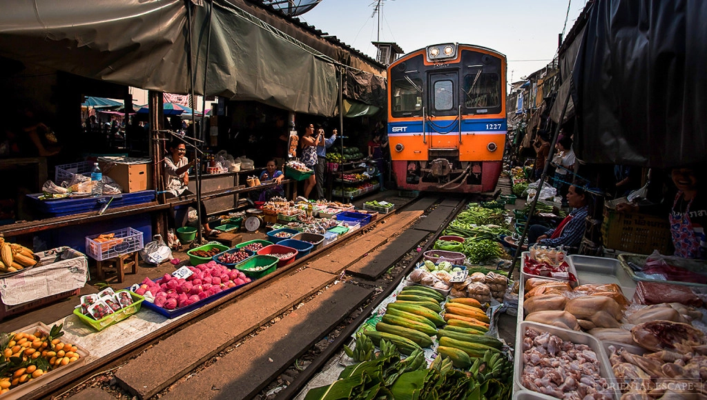 Tuy tàu chạy qua nhưng gầm tàu vẫn đủ cao để không làm hư hại các món đồ ven đường ray.