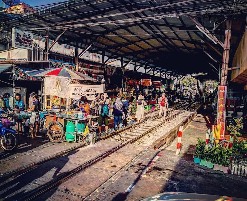 Cổng vào khu chợ Maeklong