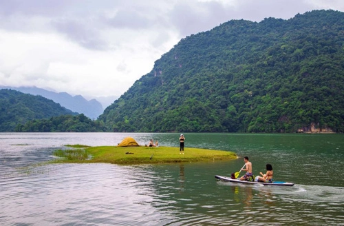 Hồ nước yên bình là nơi thích hợp để chèo thuyền thư giãn, ngắm cảnh. Hồ nước yên bình là nơi thích hợp để chèo thuyền thư giãn, ngắm cảnh.