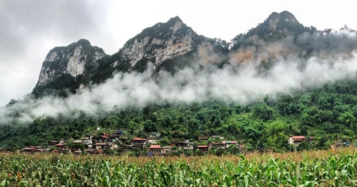 Khu nhà nghỉ nằm nép bên sườn núi với giá cả phải chăng. Khu nhà nghỉ nằm nép bên sườn núi với giá cả phải chăng.