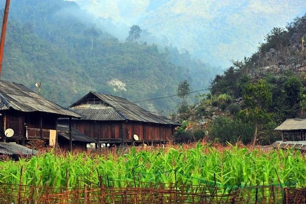 Mang đậm văn hóa của ba dân tộc Thái, Mông và La Ha, Ngọc Chiến có những nhà sàn được làm hoàn toàn bằng gỗ pơ mu với kiến trúc đầu đón, đầu xà, kèo cột tinh xảo. Nhà có một tầng, bốn mái và một lầu tứ giác nhỏ ở trên, bên trái. Nhà được bố trí ngăn nắp, chia thành nhiều gian. Từ nhà này sang nhà kia đều có lối đi kiểu ô bàn cờ. 