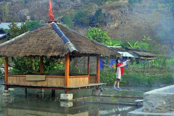 Đi bộ ngắm cảnh, chọn những góc đẹp để ghi lại hình ảnh yên bình nơi đây, hay tìm hiểu cuộc sống của người Thái, Mông và La Ha là những trải nghiệm du khách nên thử.