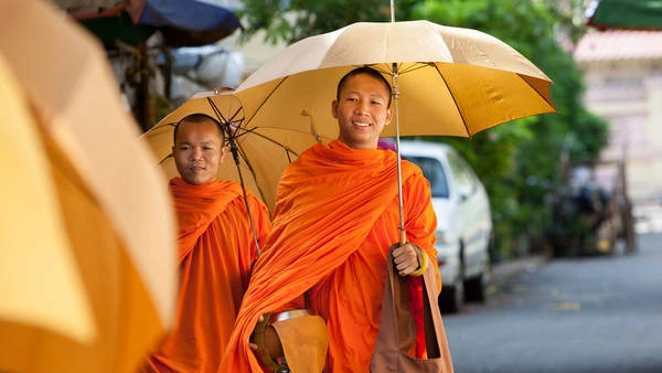 Hình ảnh những vị sư đi khất thực trên đường phố Phnom Penh.