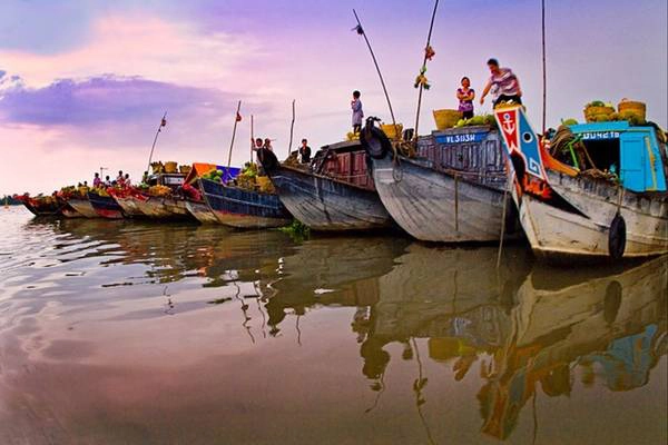 Chợ nổi Cái Răng là điểm du lịch nổi tiếng nhất của Cần Thơ. Thời gian hoạt động của chợ nổi từ 5-9h. Các mặt hàng buôn bán chủ yếu là nông sản, trái cây các loại, hàng hóa, thực phẩm… Ảnh: Vietnamtourism.