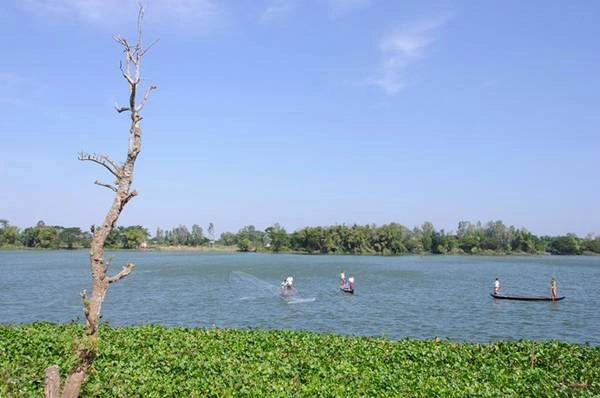 Búng bình thiên còn có tên gọi khác là hồ nước trời. Vào mùa nuớc nổi, búng bình thiên lãng mạn và thơ mộng với những chiếc thuyền ẩn hiện trong làn sương sớm hay ánh sáng nhập nhoạng hoàng hôn. Ảnh: Landolia.