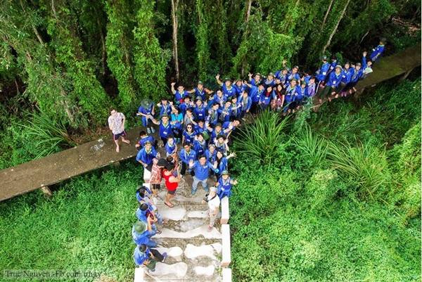 Đến đây, bạn sẽ có cảm giác như lạc vào miền cổ tích với ánh nắng len qua tán cây, tiếng rì rào của lá, tiếng hót của chim... Thú vị nhất là leo lên tháp canh, thu vào tầm mắt vẻ đẹp mênh mông của vùng sông nước. Ảnh: Trúc Nguyễn.