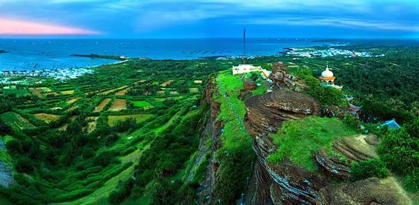 Toàn cảnh đảo Phú Quý nhìn từ trên cao. Ảnh: standup