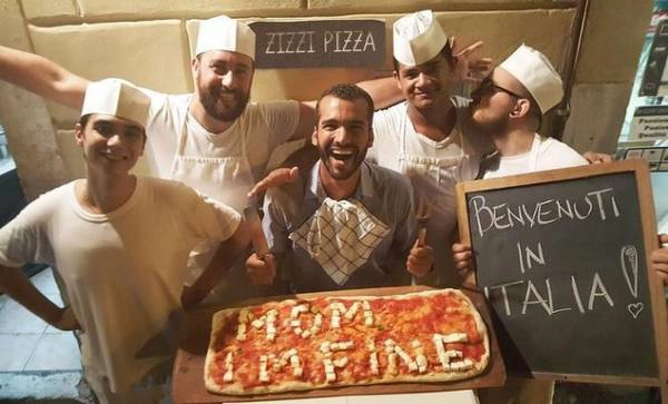 Anh nghĩ ra nhiều cách nhắn nhủ mẹ, chẳng hạn viết chữ lên bánh pizza Anh nghĩ ra nhiều cách nhắn nhủ mẹ, chẳng hạn viết chữ lên bánh pizza