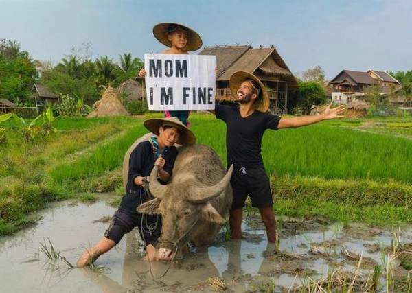  Tấm bảng "Mẹ ơi con ổn" theo anh khắp nơi