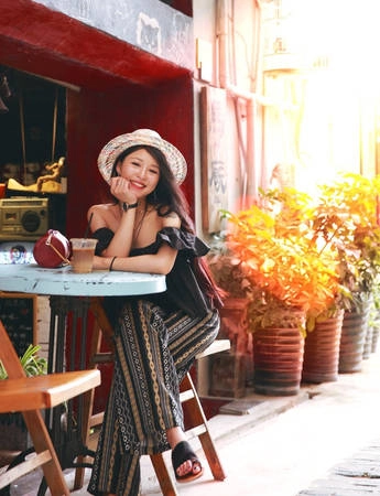 "Con gái hay cười sẽ gặp nhiều may mắn!" Câu nói này chưa bao giờ là sai cả. Chỉ cần có một nụ cười đẹp, dù bạn chụp kiểu gì, bức ảnh cũng sẽ được thêm cả đống điểm cộng. "Con gái hay cười sẽ gặp nhiều may mắn!" Câu nói này chưa bao giờ là sai cả. Chỉ cần có một nụ cười đẹp, dù bạn chụp kiểu gì, bức ảnh cũng sẽ được thêm cả đống điểm cộng.
