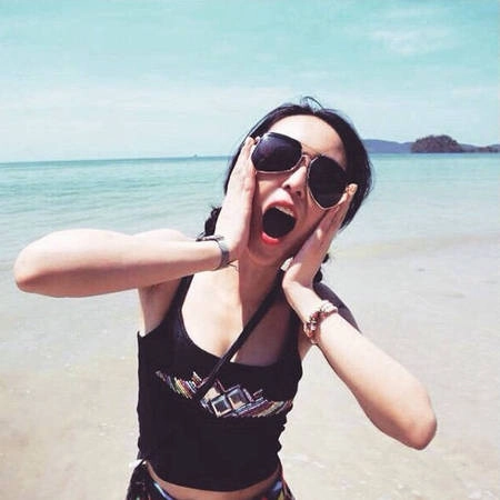 Hãy cứ ôm má như trẻ con vậy nè, tìm cho mình góc 45 độ đẹp nhất. Hãy cứ ôm má như trẻ con vậy nè, tìm cho mình góc 45 độ đẹp nhất.