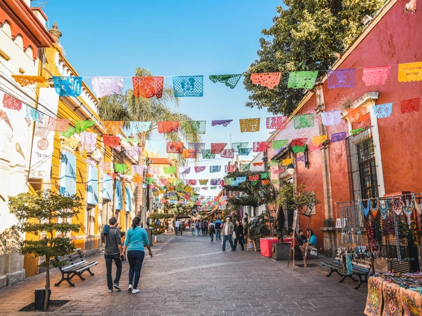 Mexico: Tương tự như ở Mỹ, khoản tiền tip phù hợp cho các dịch vụ ở Mexico là khoảng 10-15% và 18-20% giá trị hóa đơn cho các dịch vụ tốt hơn. Ảnh: Luis Alvarado Alvarado/Shutterstock.