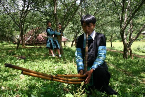 Tiếng khèn gọi bạn trong mỗi phiên chợ ở các vùng Tây Bắc. Ảnh: Nhật Lam