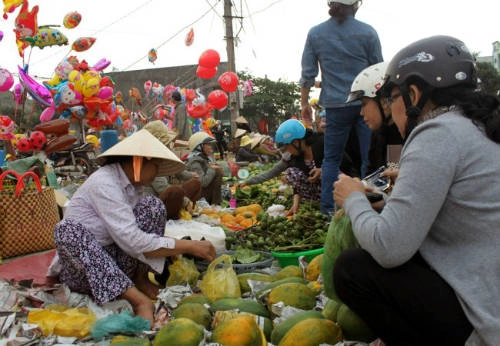 Người đến chợ Gò để mua bán các sản phẩm địa phương và là nơi gặp gỡ nhau ngày đầu xuân. Ảnh: laodong