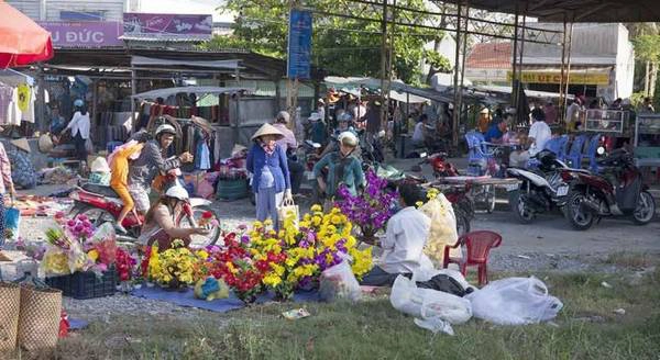 Chợ quê, hoa giả bày biện chưng tết - Ảnh: Nga Bích