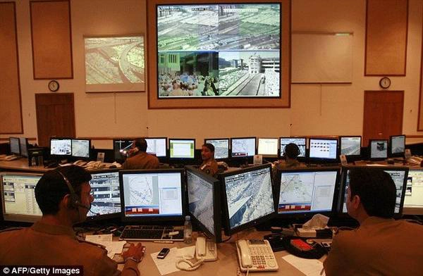 Cảnh sát thành phố đang kiểm tra mọi hoạt động lễ hội qua màn hình vệ tinh CCTV - Ảnh: Daily Mail Cảnh sát thành phố đang kiểm tra mọi hoạt động lễ hội qua màn hình vệ tinh CCTV - Ảnh: Daily Mail