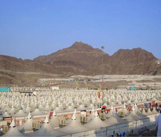 Núi Arafat trở thành một phần quan trọng trong lễ hội - Ảnh: Whenonearth Núi Arafat trở thành một phần quan trọng trong lễ hội - Ảnh: Whenonearth