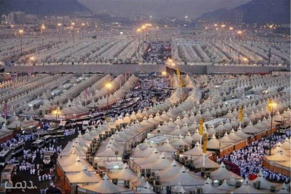 Có hơn 100.000 chiếc lều làm từ chất liệu sợi thủy tinh chống lửa ở Mina - Ảnh: Whenonearth Có hơn 100.000 chiếc lều làm từ chất liệu sợi thủy tinh chống lửa ở Mina - Ảnh: Whenonearth
