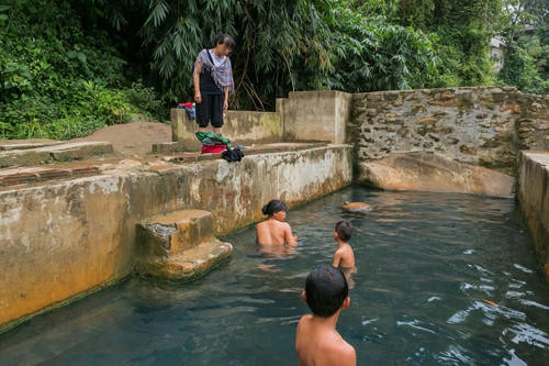 Du khách có thể thoải mái trò chuyện cùng các cô gái bản địa đang tắm tiên dưới bể nước khoáng nóng. Ảnh: Tuấn Trần. Du khách có thể thoải mái trò chuyện cùng các cô gái bản địa đang tắm tiên dưới bể nước khoáng nóng. Ảnh: Tuấn Trần.