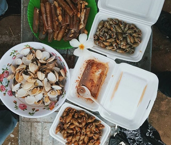 Đến đây, bạn sẽ được trải nghiệm cào nghêu hay săn sam. Đặc biệt, thưởng thức những con nghêu trắng phau căng ngọt lịm được chế biến ngon miệng, bạn sẽ có một bữa ăn khó quên. Ảnh:@aphuz Đến đây, bạn sẽ được trải nghiệm cào nghêu hay săn sam. Đặc biệt, thưởng thức những con nghêu trắng phau căng ngọt lịm được chế biến ngon miệng, bạn sẽ có một bữa ăn khó quên. Ảnh:@aphuz