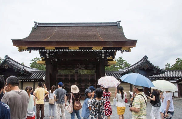 Các du khách đến thăm một ngôi đền ở Nhật Bản. Ảnh: Oyster