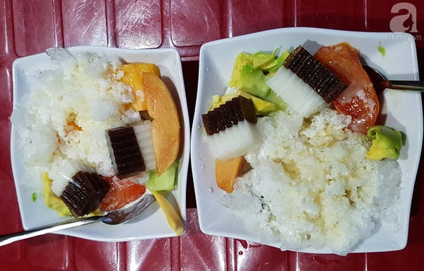 Ở ngã ba Phan Bội Châu - Trần Bình Trọng có một hàng sinh tố vô cùng nổi tiếng. Cứ đến tối là quán này nườm nượp khách. Ở đây có 2 loại sinh tố xay và không xay, có thể ăn kèm với flan. Ở ngã ba Phan Bội Châu - Trần Bình Trọng có một hàng sinh tố vô cùng nổi tiếng. Cứ đến tối là quán này nườm nượp khách. Ở đây có 2 loại sinh tố xay và không xay, có thể ăn kèm với flan.