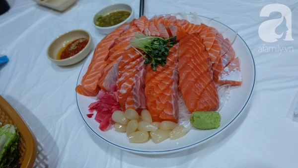 Dĩa cá hồi sống với giá 400 ngàn đồng. Dĩa cá hồi sống với giá 400 ngàn đồng.