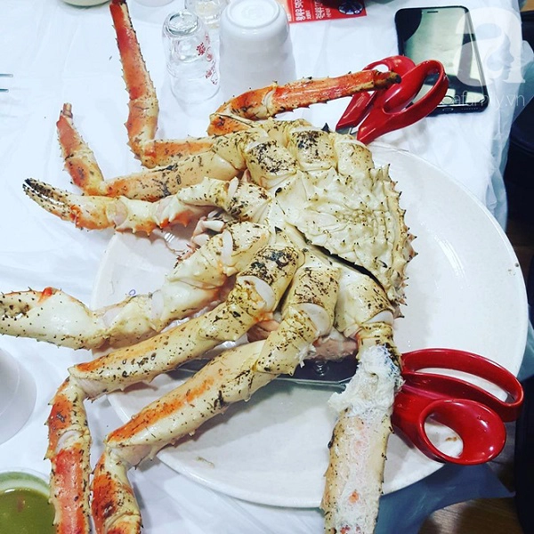 Càng cua khá mềm nên có thể dùng kéo cắt dễ dàng. Càng cua khá mềm nên có thể dùng kéo cắt dễ dàng.