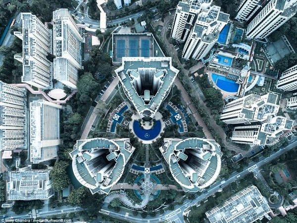 Bộ ba khối tháp giống hệt nhau ở trung tâm Singapore được cây xanh tươi tốt bao quanh Bộ ba khối tháp giống hệt nhau ở trung tâm Singapore được cây xanh tươi tốt bao quanh