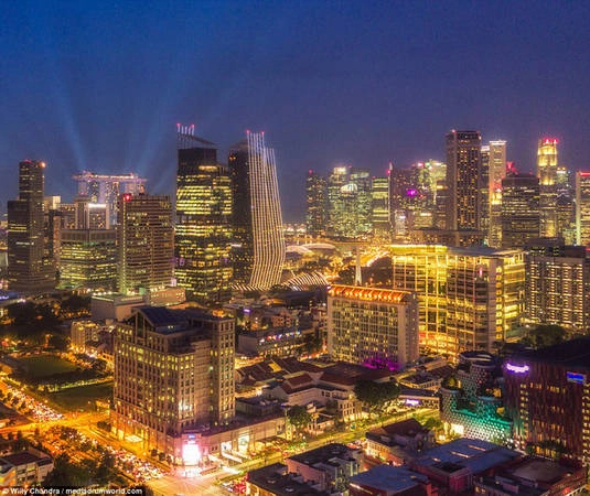 Ngày nay, những tòa nhà tại Singapore không còn mang hình khối hộp truyền thống mà thay vào đó là đủ hình dáng, màu sắc và cũng thân thiện với thiên nhiên hơn Ngày nay, những tòa nhà tại Singapore không còn mang hình khối hộp truyền thống mà thay vào đó là đủ hình dáng, màu sắc và cũng thân thiện với thiên nhiên hơn