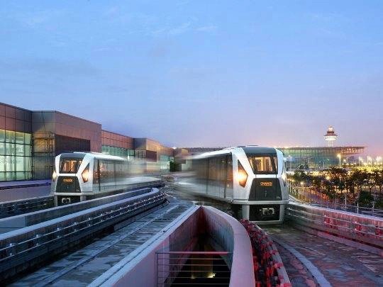 Du khách có thể dễ dàng di chuyển giữa các nhà ga nhờ vào hệ thống Skytrain hiện đại.