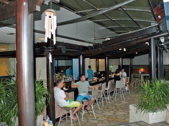 Cạnh khu vực hồ bơi còn có bar Tiki phục vụ du khách. 