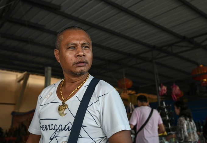 Anh Tiệp, tiểu thương tại chợ Don Sao, cho biết anh là người quê Hải Dương đã buôn bán ở đây hàng chục năm. Hiện tại anh có thu nhập khá tốt nhờ vào 5 quầy hàng trong chợ, chủ yếu bán cho khách du lịch.