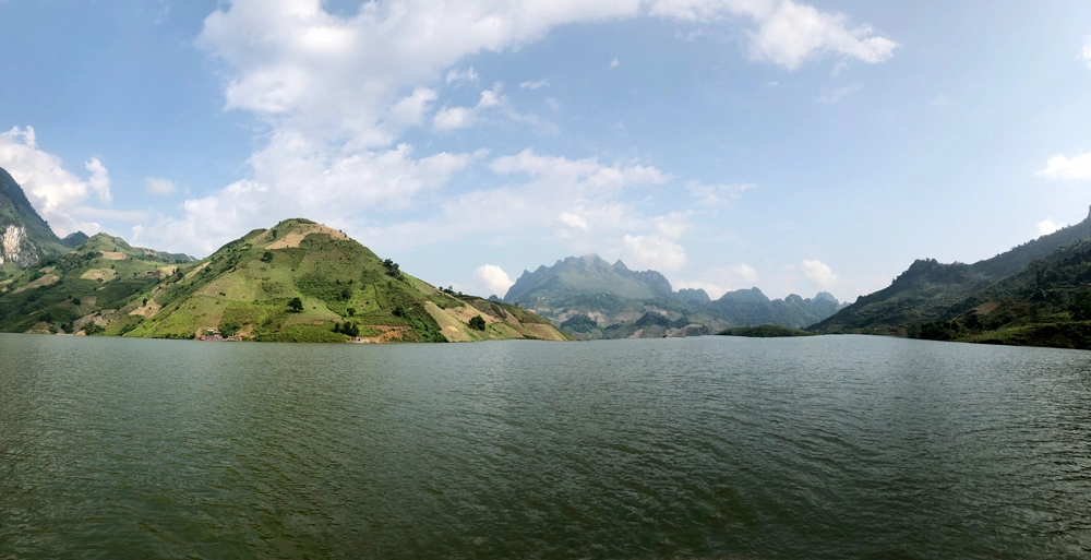 Sông Đà bắt đầu chảy vào Việt Nam từ biên giới với Trung Quốc tại huyện Mường Tè (Lai Châu). Sông chảy qua các tỉnh Tây Bắc là Lai Châu, Điện Biên, Sơn La, Hòa Bình, Phú Thọ. Ở điểm cuối thuộc Phú Thọ, sông Đà nhập với sông Hồng và sông Lô đổ ra biển. Trước đây, sông nổi tiếng hung dữ với nhiều thác ghềnh. Để xuôi dòng, người điều khiển thuyền phải có nhiều kinh nghiệm và vững tay chèo. Tài năng của những người lái đò từng được nhà văn Nguyễn Tuân miêu tả trong tùy bút "Người lái đò sông Đà". Sông Đà bắt đầu chảy vào Việt Nam từ biên giới với Trung Quốc tại huyện Mường Tè (Lai Châu). Sông chảy qua các tỉnh Tây Bắc là Lai Châu, Điện Biên, Sơn La, Hòa Bình, Phú Thọ. Ở điểm cuối thuộc Phú Thọ, sông Đà nhập với sông Hồng và sông Lô đổ ra biển. Trước đây, sông nổi tiếng hung dữ với nhiều thác ghềnh. Để xuôi dòng, người điều khiển thuyền phải có nhiều kinh nghiệm và vững tay chèo. Tài năng của những người lái đò từng được nhà văn Nguyễn Tuân miêu tả trong tùy bút "Người lái đò sông Đà".