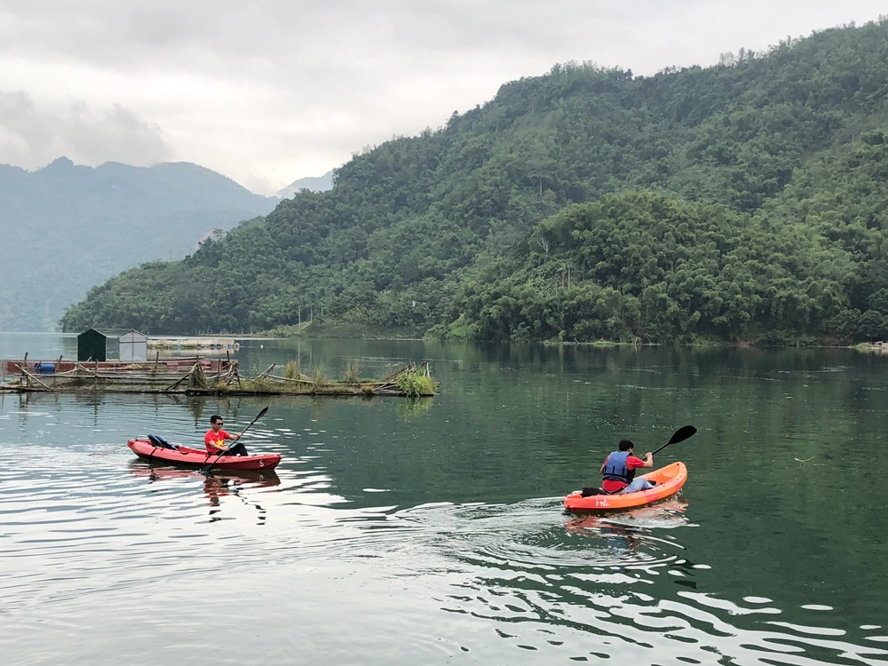 Các khu nghỉ ven sông Đà ở Sơn La, Hòa Bình cung cấp nhiều dịch vụ như đi thuyền, bè, chơi kayak, trekking... Các khu nghỉ ven sông Đà ở Sơn La, Hòa Bình cung cấp nhiều dịch vụ như đi thuyền, bè, chơi kayak, trekking...