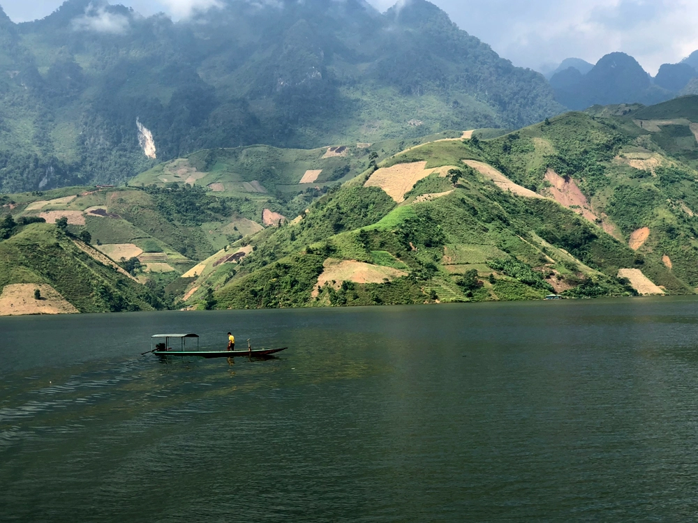Hai bên bờ là những dãy núi đồi nối nhau liên tiếp. Người dân canh tác rau màu, cây ăn trái ở một số vùng tạo nên các mảng màu xanh với đủ sắc độ. Hai bên bờ là những dãy núi đồi nối nhau liên tiếp. Người dân canh tác rau màu, cây ăn trái ở một số vùng tạo nên các mảng màu xanh với đủ sắc độ.