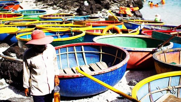 Công việc này mang lại thu nhập từ vài trăm nghìn đến khoảng một triệu đồng mỗi ngày trong thời gian biển lặng. Công việc này mang lại thu nhập từ vài trăm nghìn đến khoảng một triệu đồng mỗi ngày trong thời gian biển lặng.